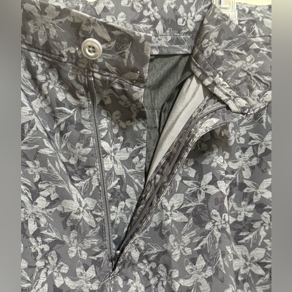 PGA Tour Gray Flower Shorts (men’s size 36) - Picture 3 of 7